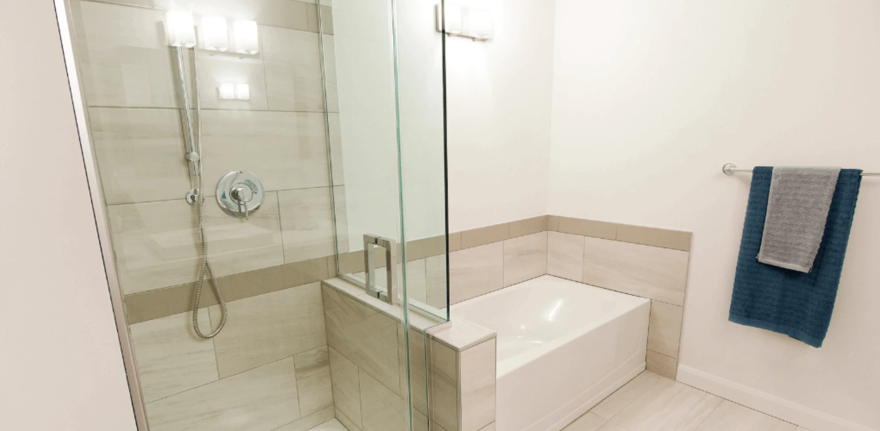 Salle de bain - Douche en céramique et porte vitrée