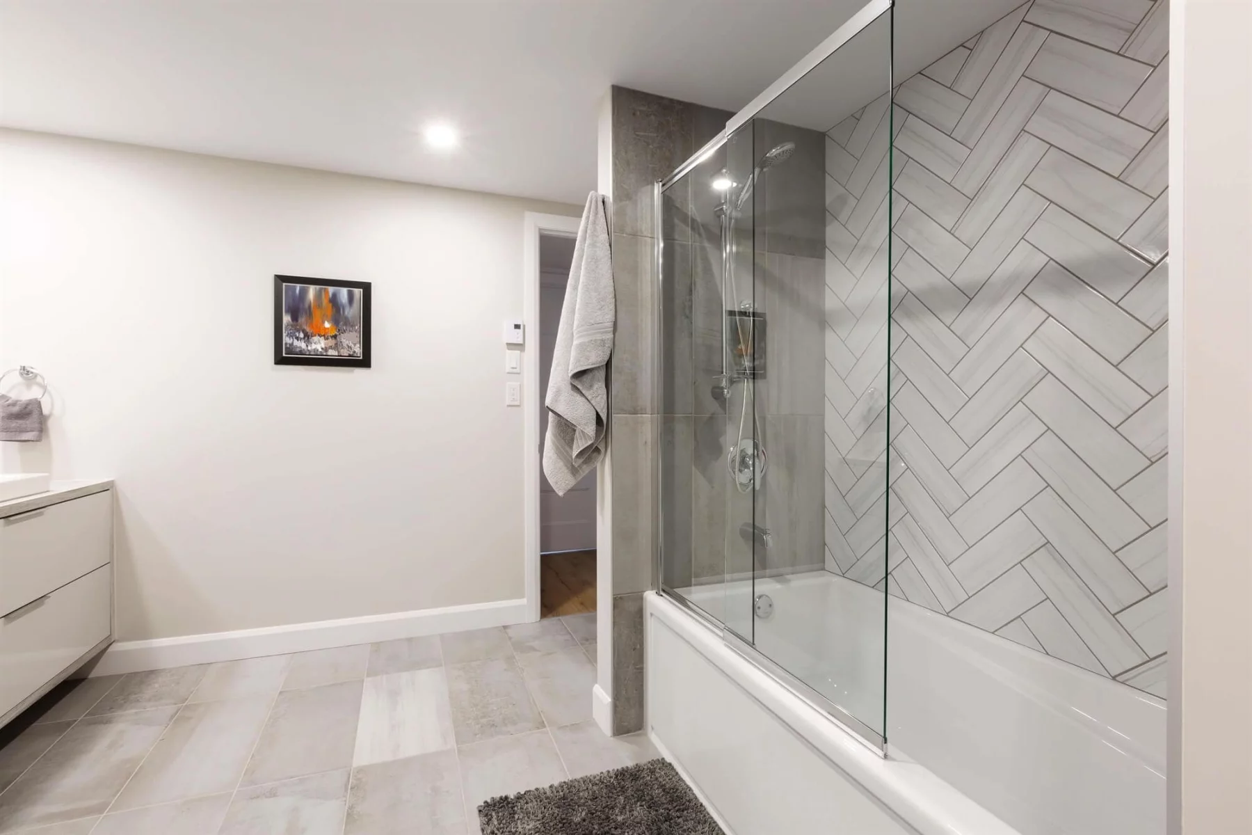 Salle de bain spacieuse - Bain-douche avec porte en verre