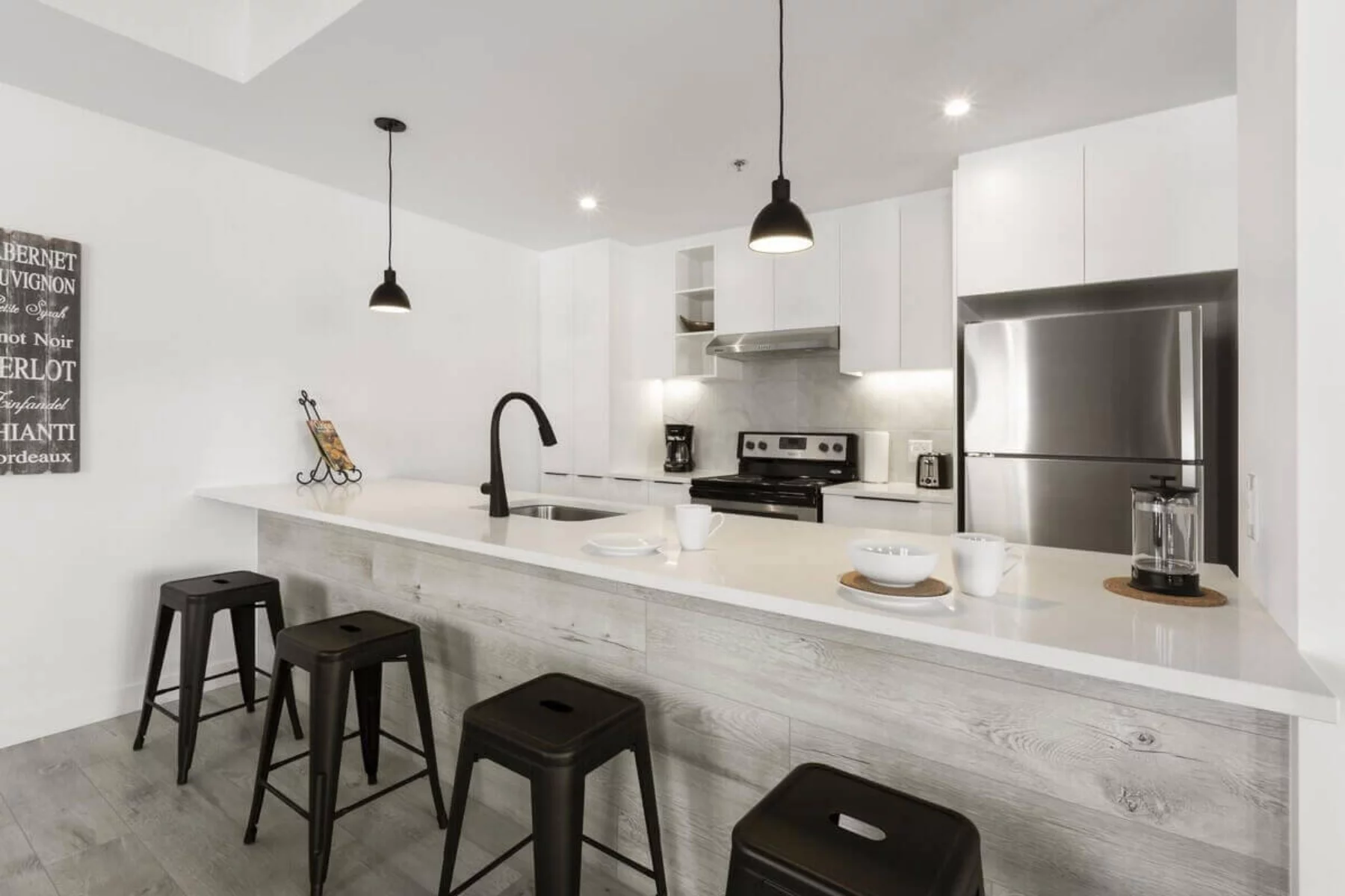 Appartements haut de gamme - Spacieuse cuisine avec armoires contemporaines et comptoir de quartz