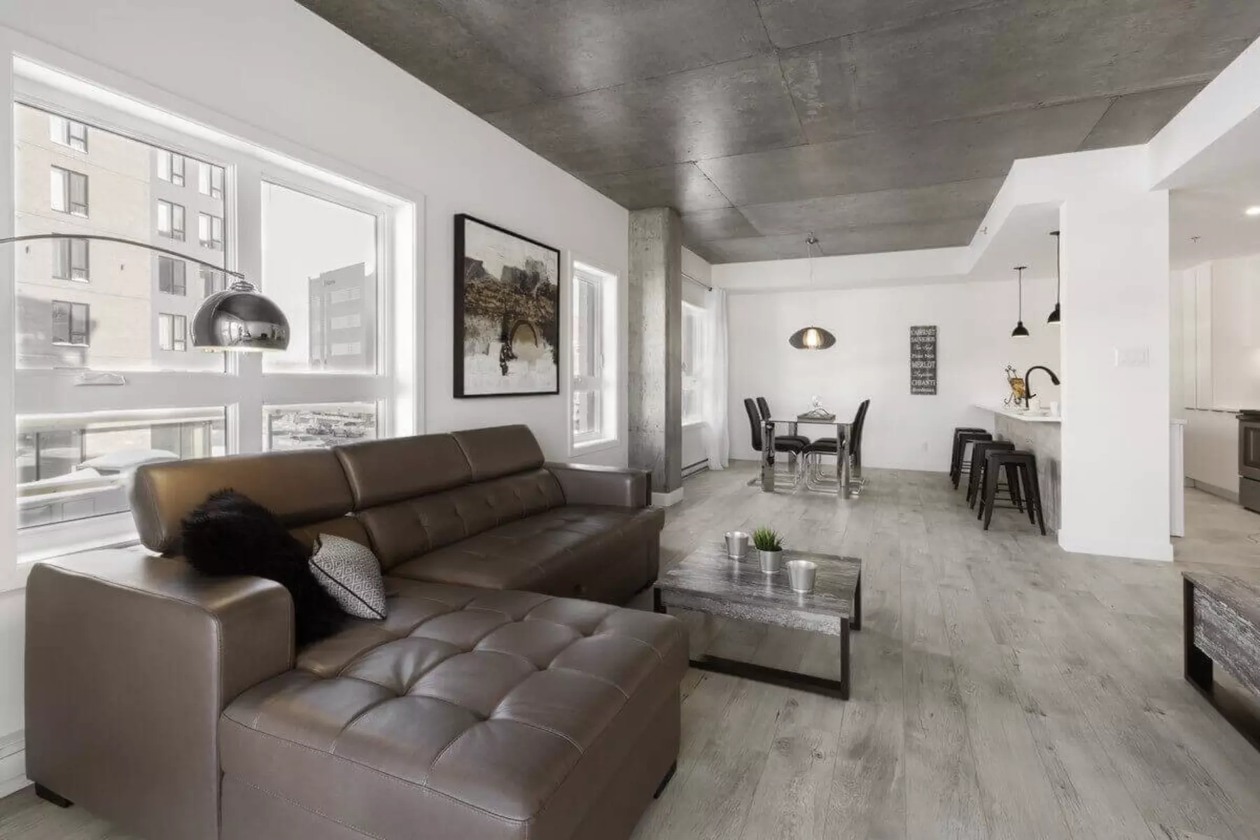 Appartements haut de gamme - Grande aire de vie avec plafond de béton apparent pour un look industriel et contemporain
