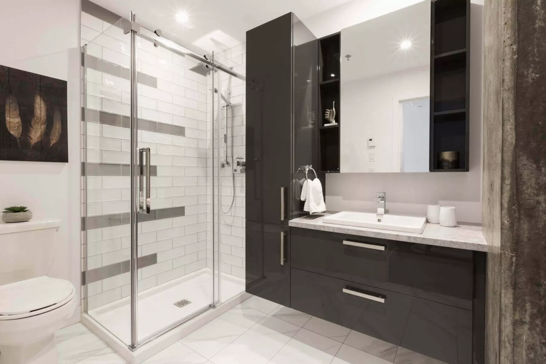 Loft - Salle de bain avec douche en céramique et porte vitrée