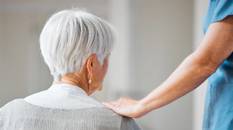 Alzheimer: 5 signaux à surveiller pour envisager de placer un proche