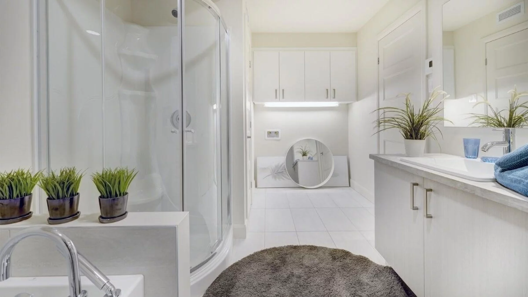 Appartement 4 ½ - 1331 rue des Céramistes - Salle de bain avec douche vitrée et entrée laveuse-sécheuse