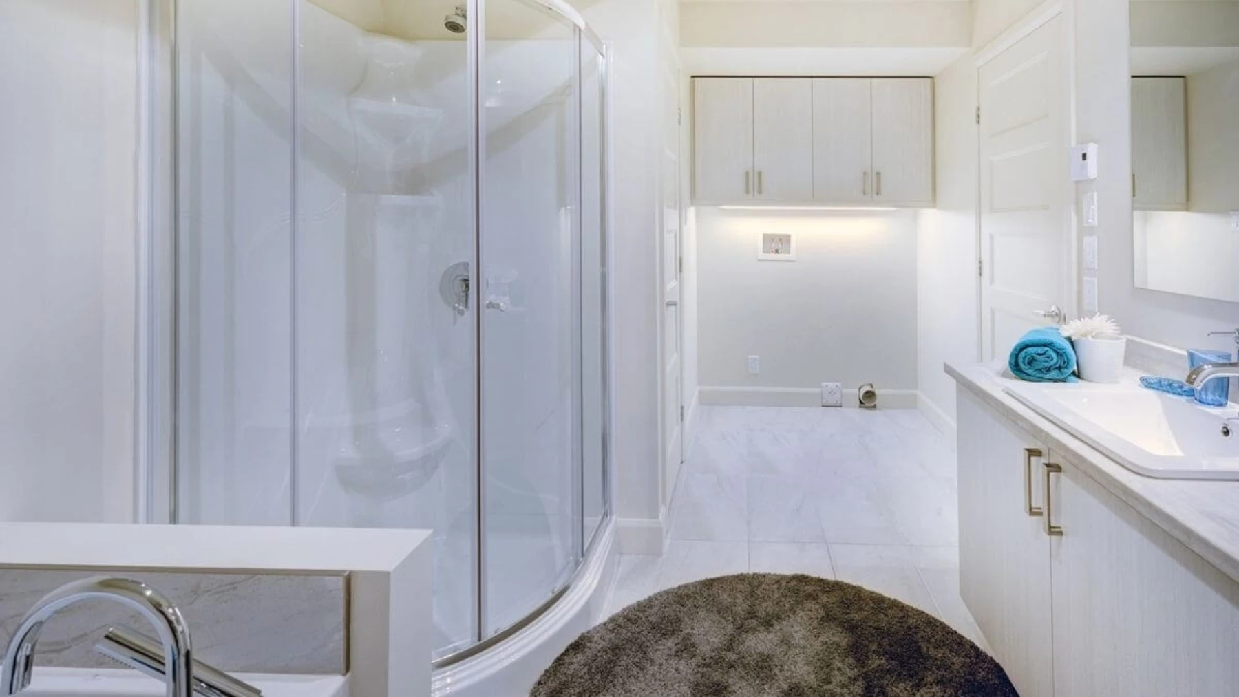Appartement 4 ½ - 1411 rue des Calèches - Salle de bain avec douche vitrée et entrée laveuse-sécheuse