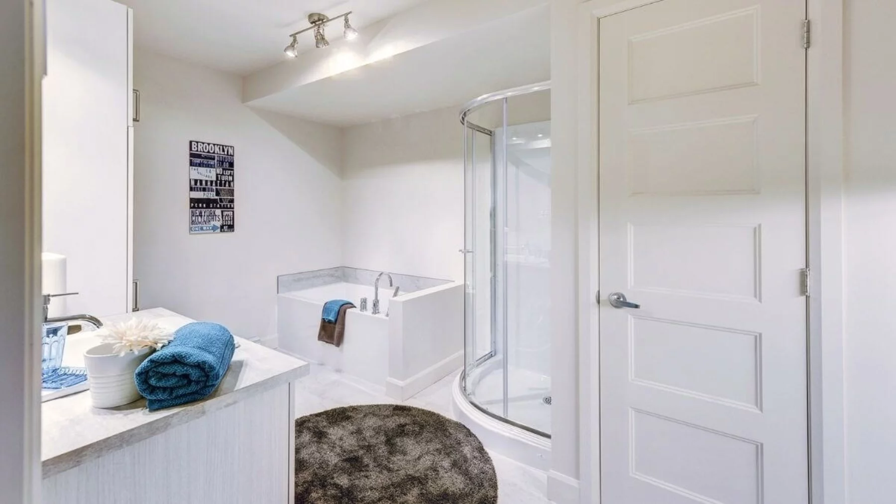Appartement 4 ½ - 1411 rue des Calèches - Salle de bain avec baignoire en alcôve
