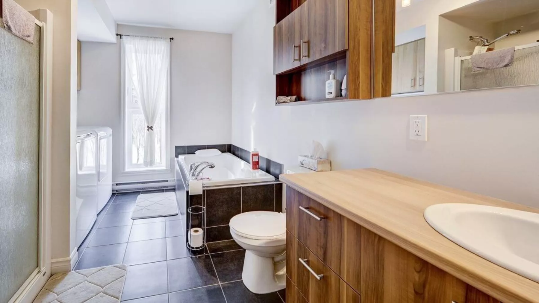 Appartement 4 ½ - 1217 rue du Cabotage - Salle de bain avec baignoire et douche séparée