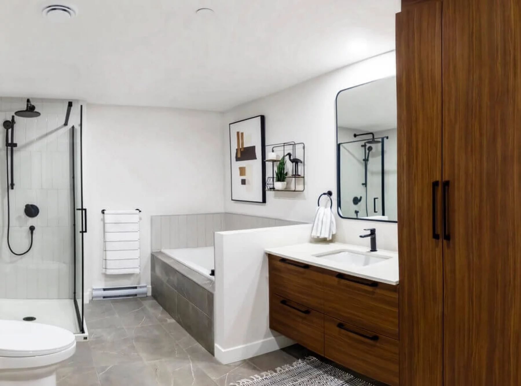 Appartement 3 ½ - Salle de bain spacieuse avec bain et douche en verre indépendante - Comptoir de quartz