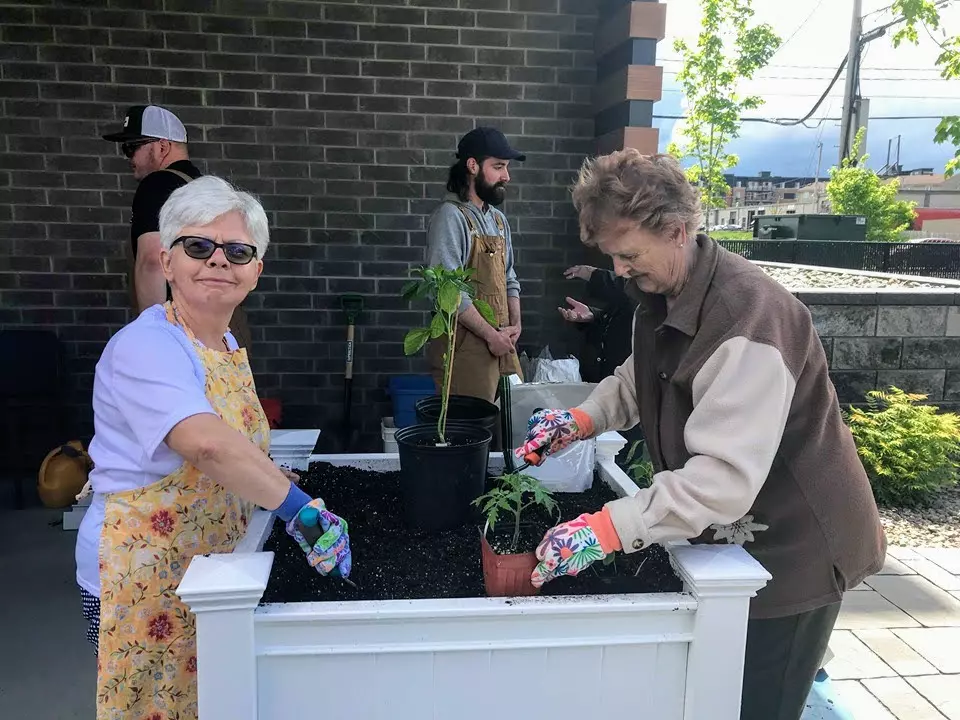 Personnes âgées qui jardinent