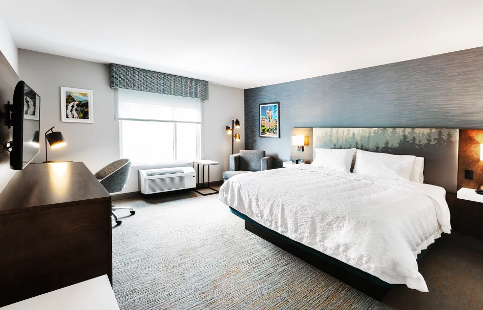 Chambre lit king Hampton Inn & Suites par Hilton à Beauport