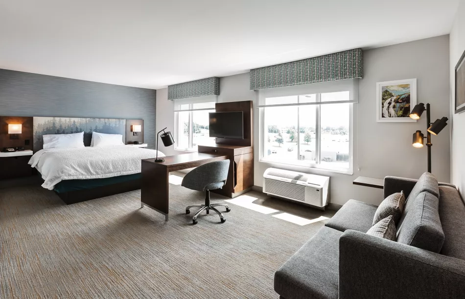 Chambre lit king et sofa Hampton Inn & Suites par Hilton à Beauport