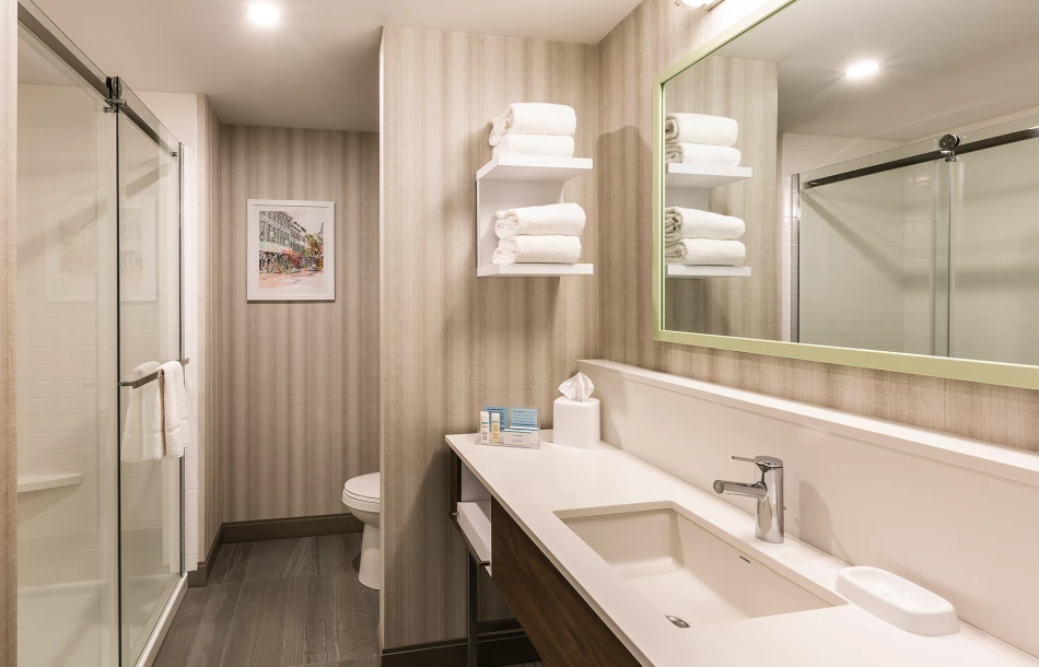 Salle de bain chambre Hampton Inn & Suites par Hilton à Beauport