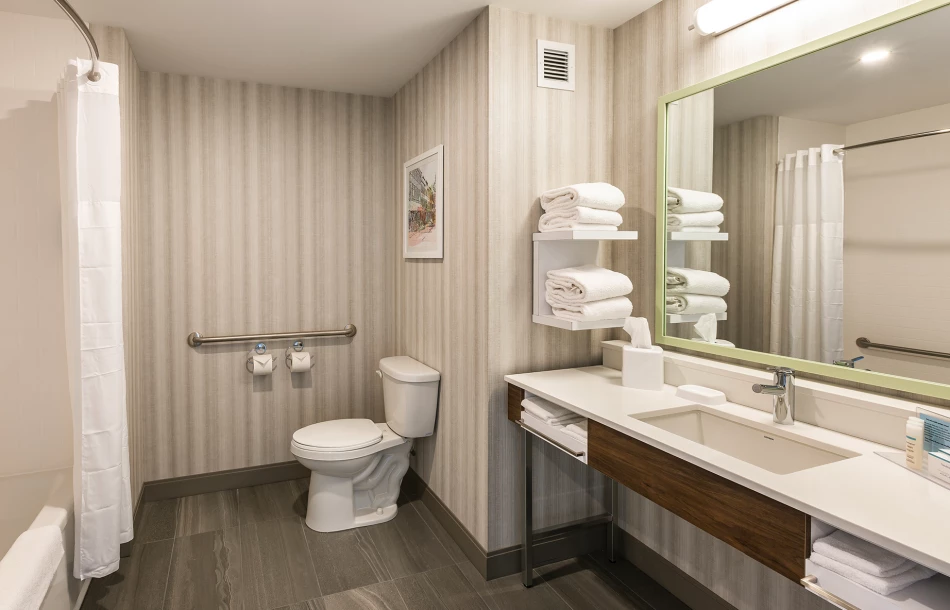 Salle de bain accessible chambre Hampton Inn & Suites par Hilton à Beauport