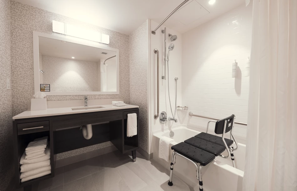 Salle de bain accessible chambre Home2 Québec