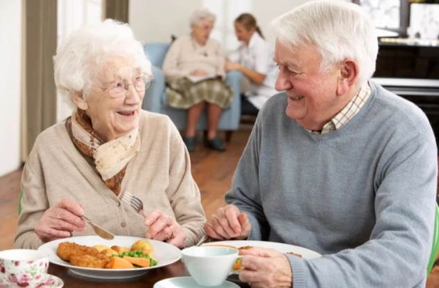 couple personne âgées qui mangent