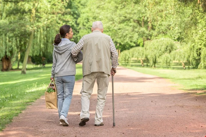 Couple de personnes âgées