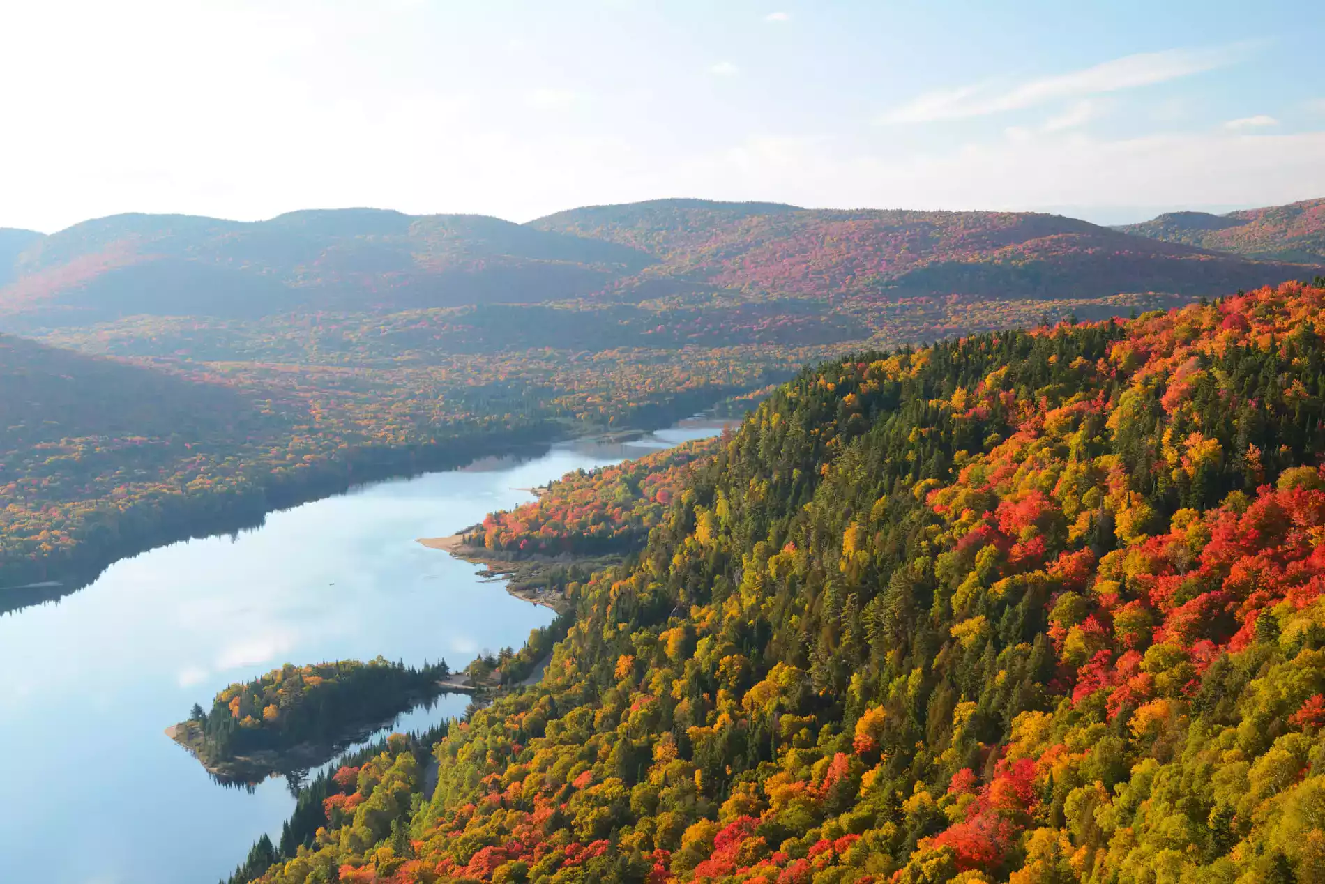 vue aérienne montagne et lac à l'automne