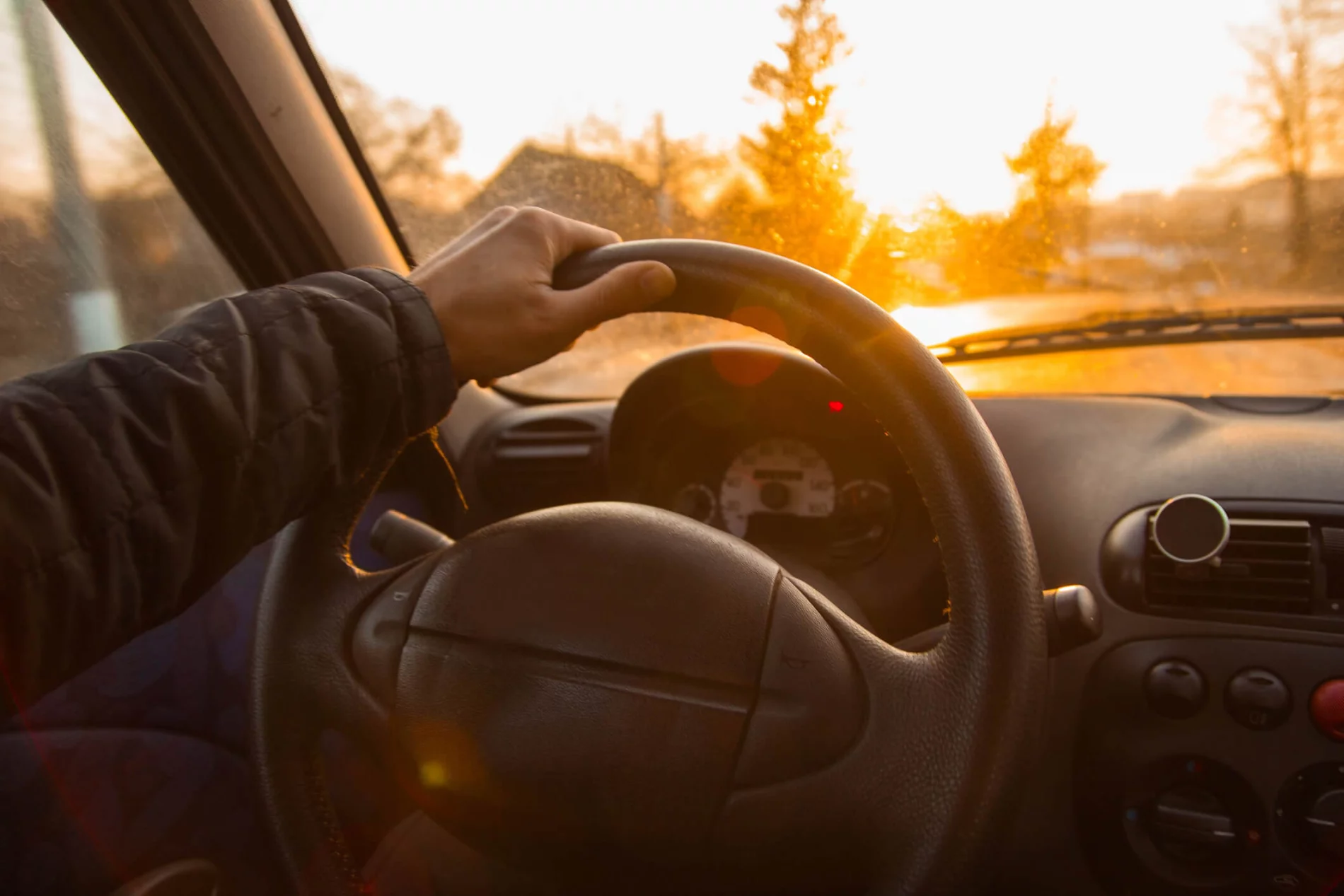 auto au coucher de soleil