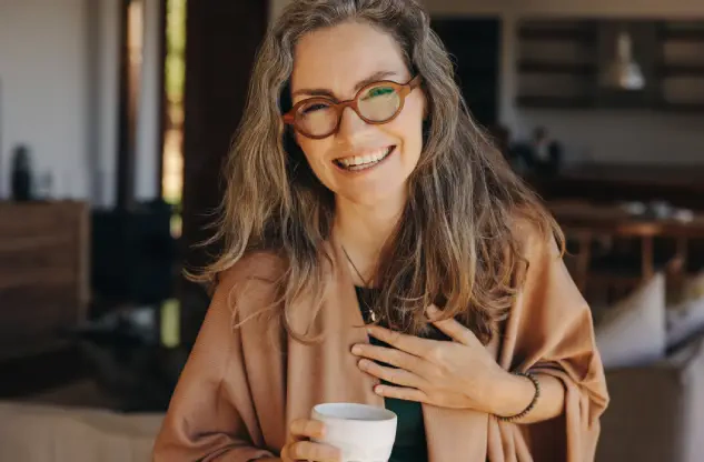 Femme âgée joyeuse avec un café