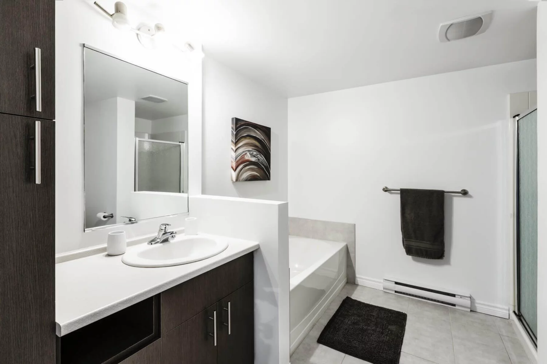 Appartement 4½ - Salle de bain avec baignoire et douche indépendante
