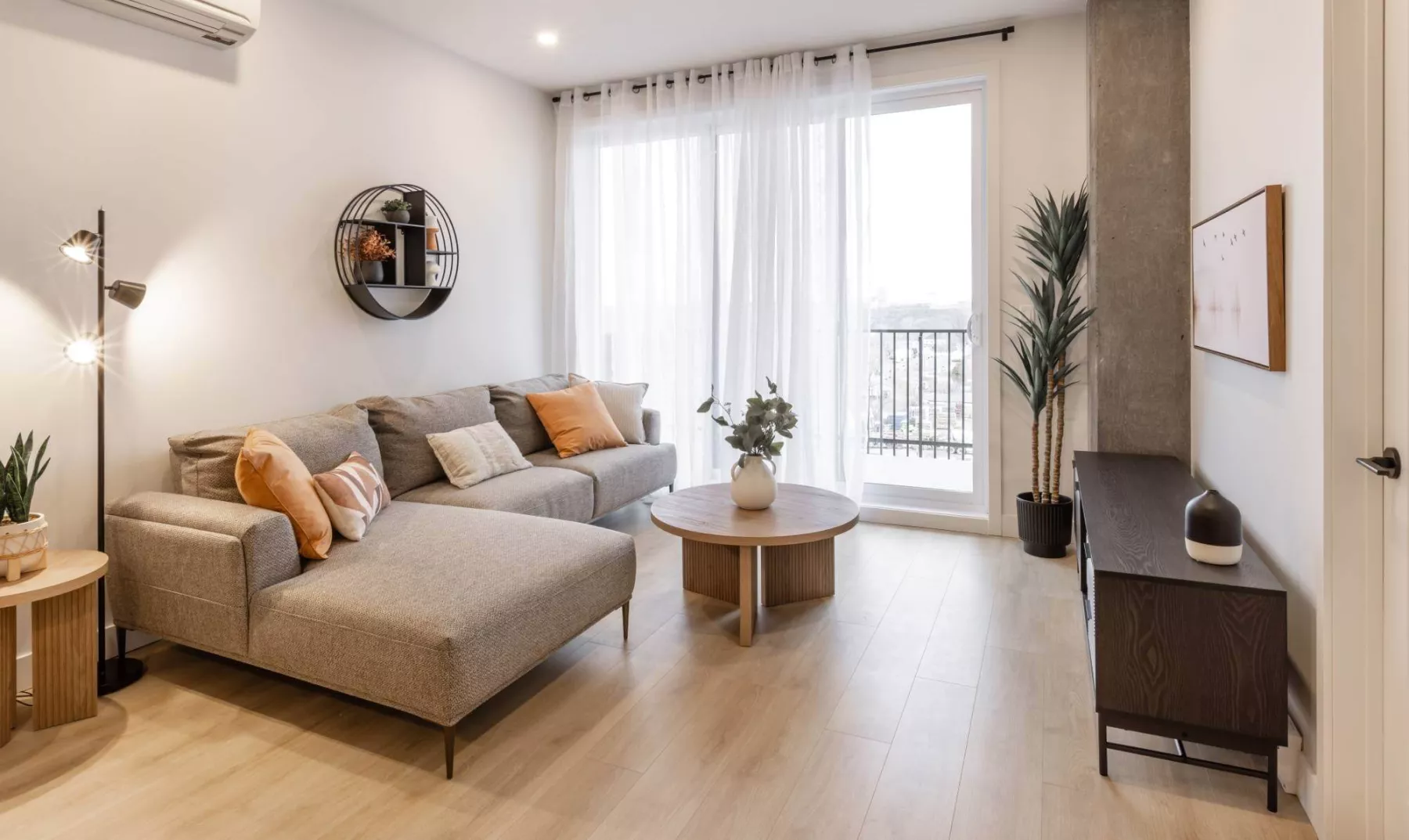 District GC - Phase A (5350) - Salon de l'appartement modèle 3 1/2