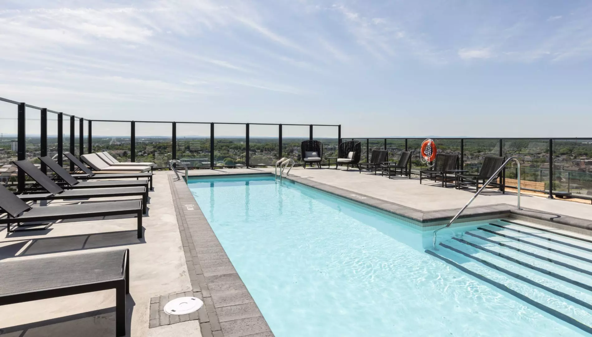 Piscine sur le toit District GC