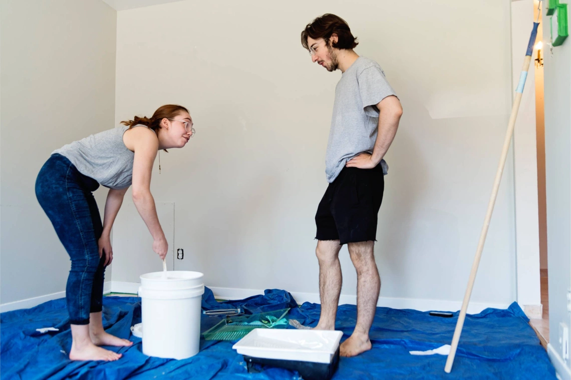Couple peinture une pièce