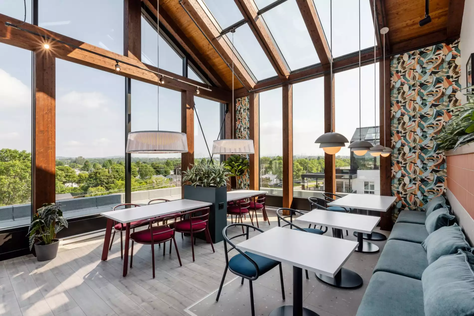 Couple heureux divan appartement