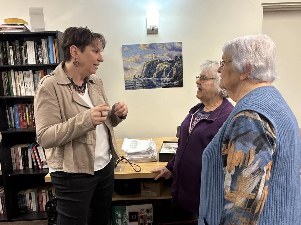 Magali, directrice des RPA, discutent avec résidents