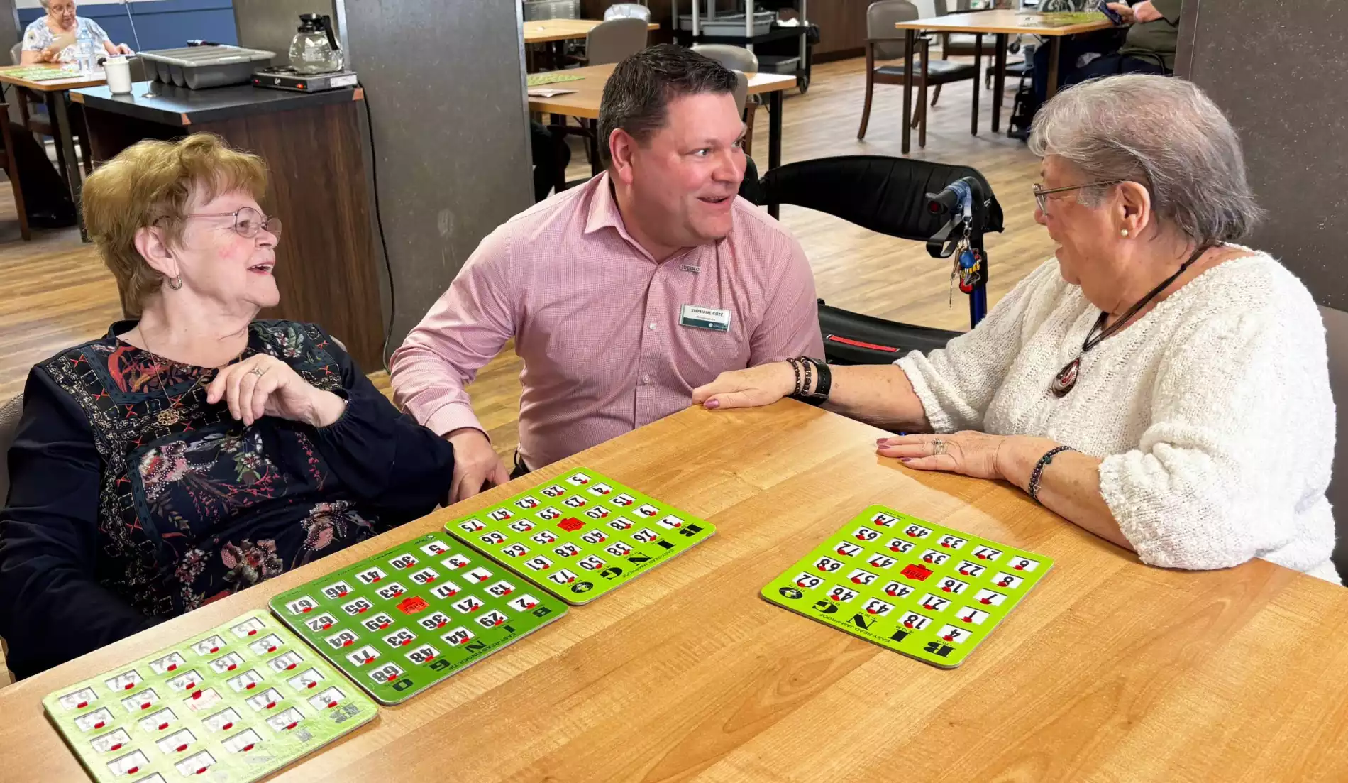 Directeur RPA Stéphane avec deux résidentes