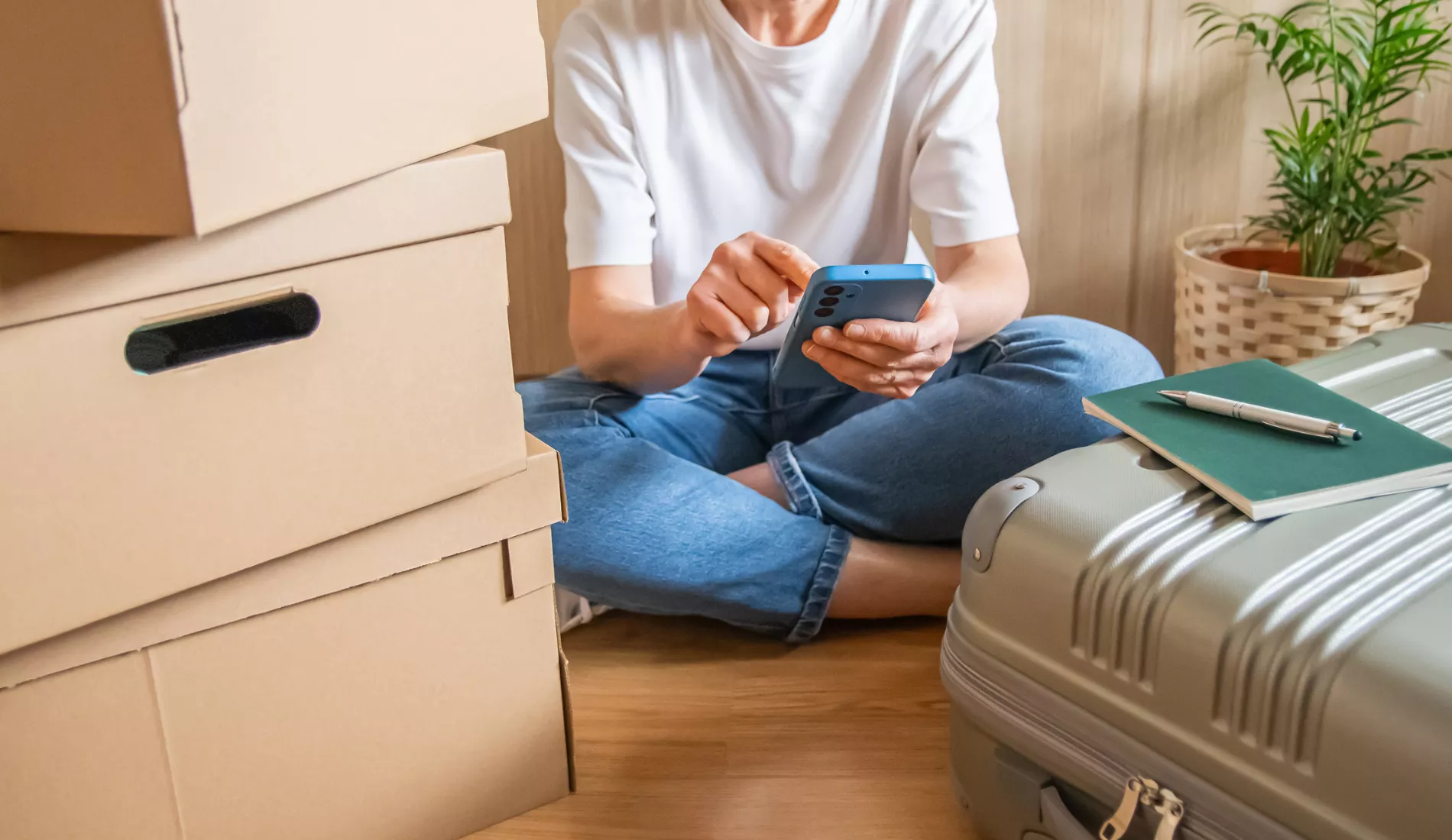 femme avec son cellulaire boites demenagement