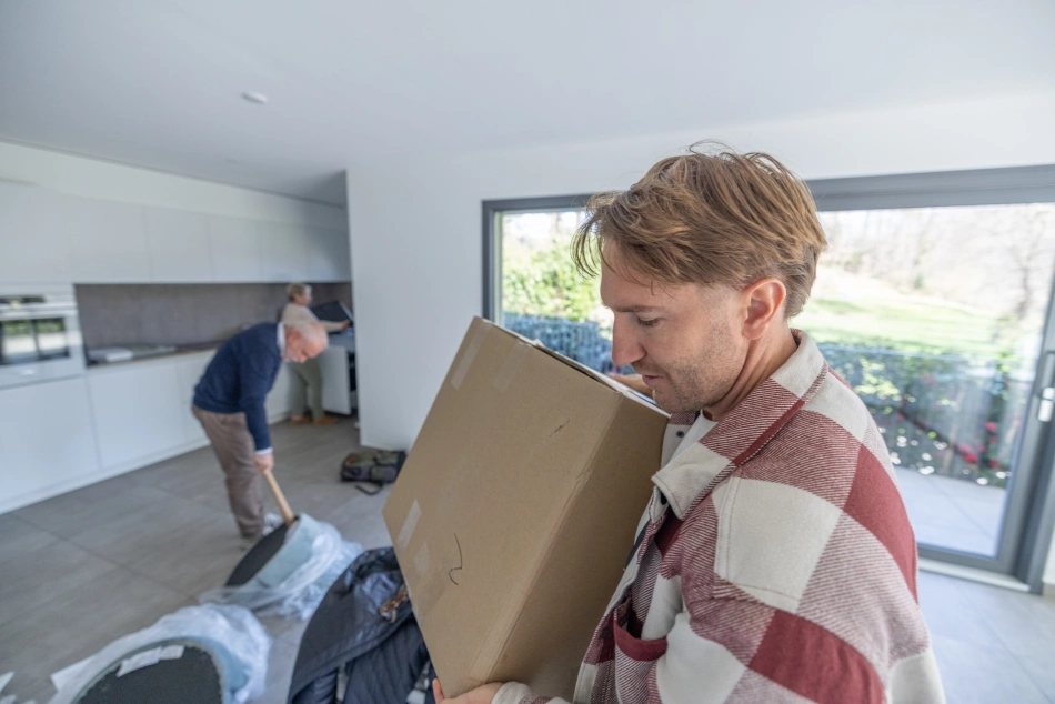 homme qui demenage avec une boite dans les mains