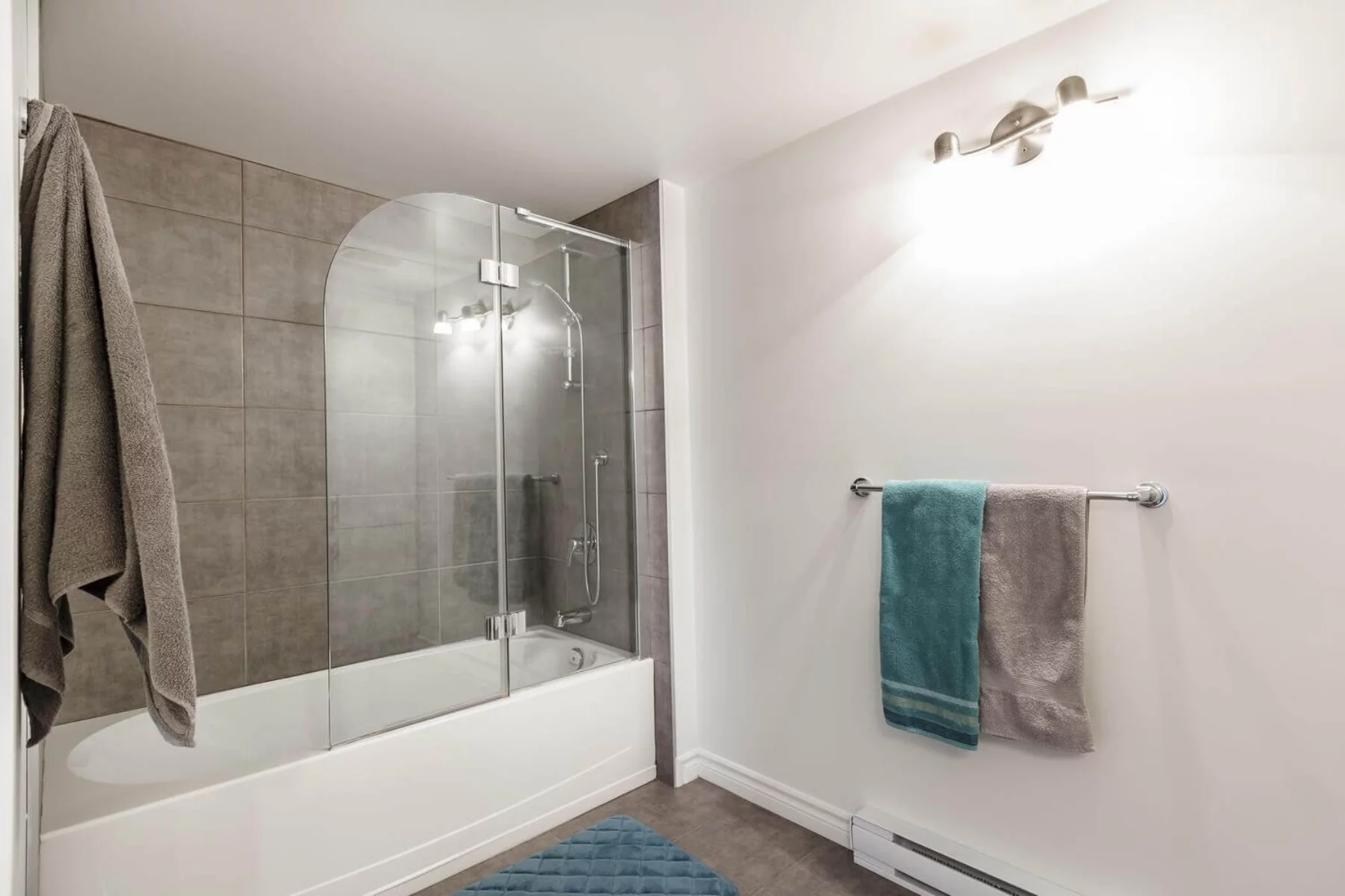 Appartement 4½ - Grande salle de bain avec bain-douche et porte en verre