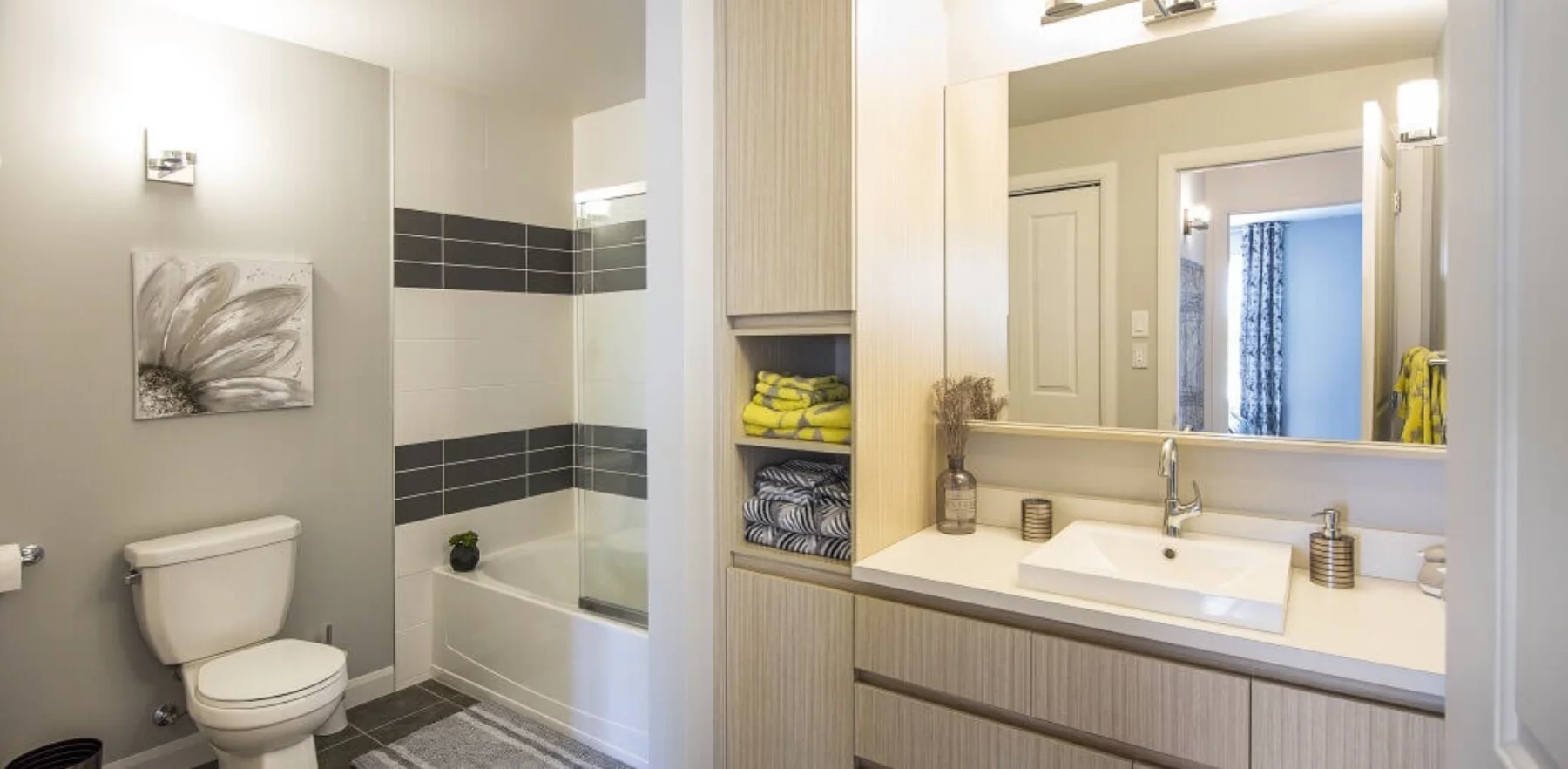 Salle de bain - Bain avec porte en verre - Robinetterie haut de gamme - Appartements 4 ½